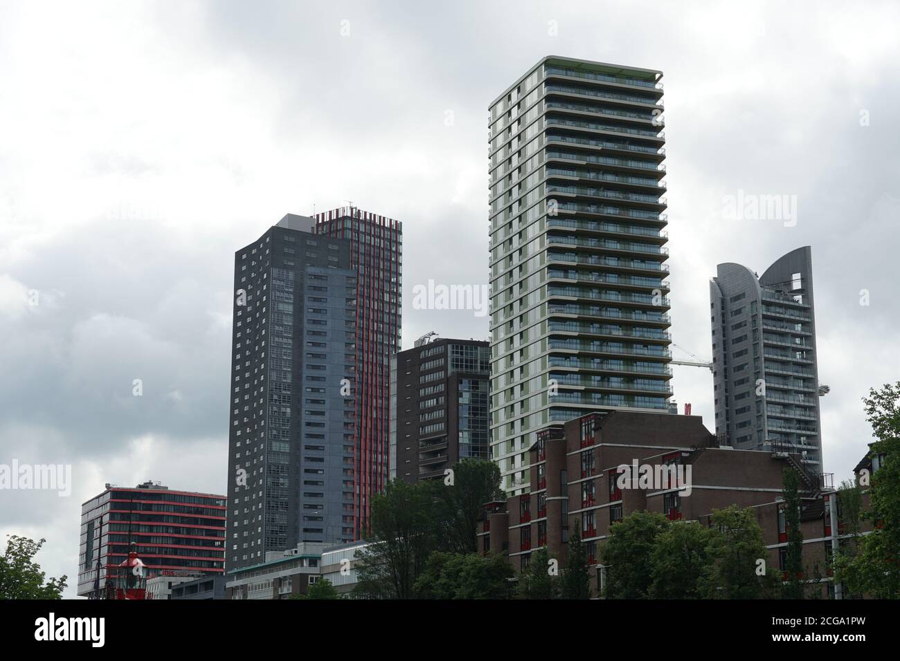 Moderne hohe Wohngebäude in Leuvehaven in Rotterdam. Häuser in ...