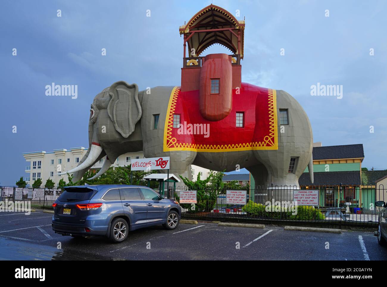 MARGATE, NJ -4 SEP 2020- Blick auf Lucy the Elephant, eine Wahrzeichen Touristenattraktion am Straßenrand im US National Register of Historic Places in Margate Stockfoto