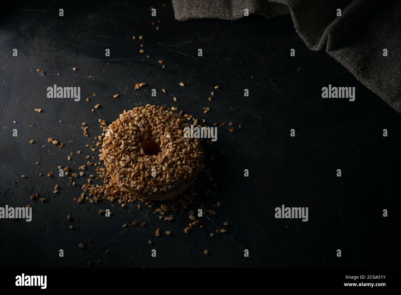 Donut bedeckt mit gehackten Nuss dunkle Nahrung Fotografie Stockfoto