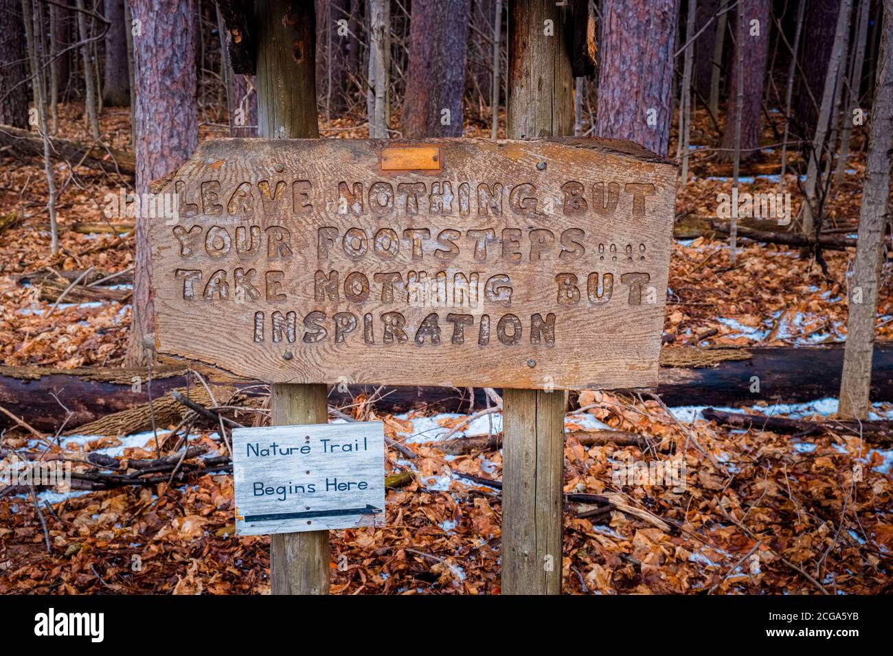 „Leave Nothing Buen Footprints“, Wegleiter Inspiration Sign, Michigan Nature Association Nature Preserve, Michigan Stockfoto