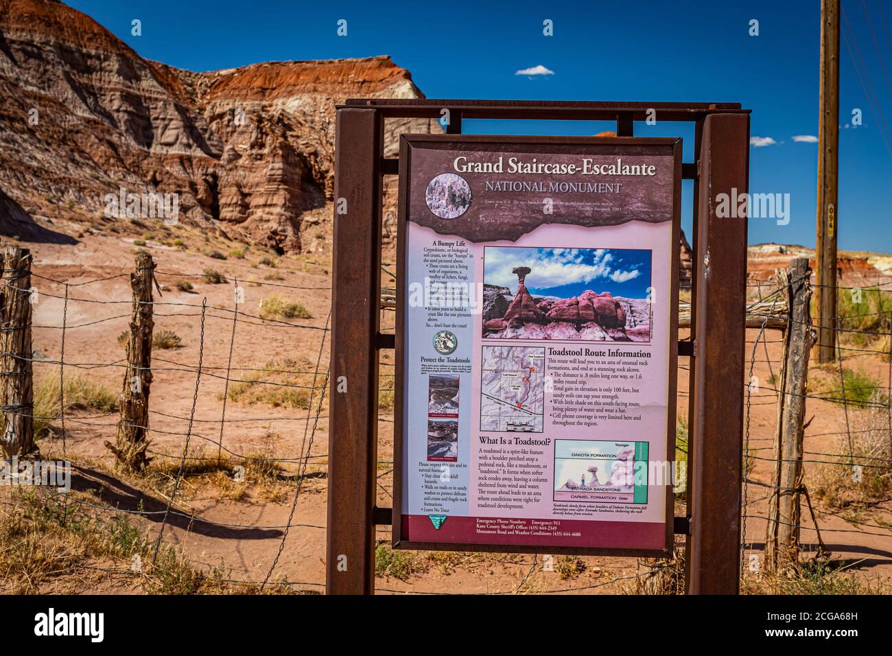 Kane County, Utah / USA - 12. Juni 2020: Das National Park Service Schild markiert den Eingang zum Toadhocker Trail, Teil von Grand Staircase - Escalan Stockfoto