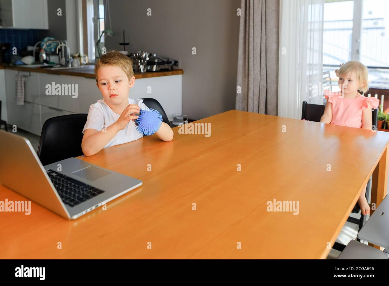 Ein kleiner Junge und ein Mädchen schauen sich Cartoons auf einem Laptop an Stockfoto