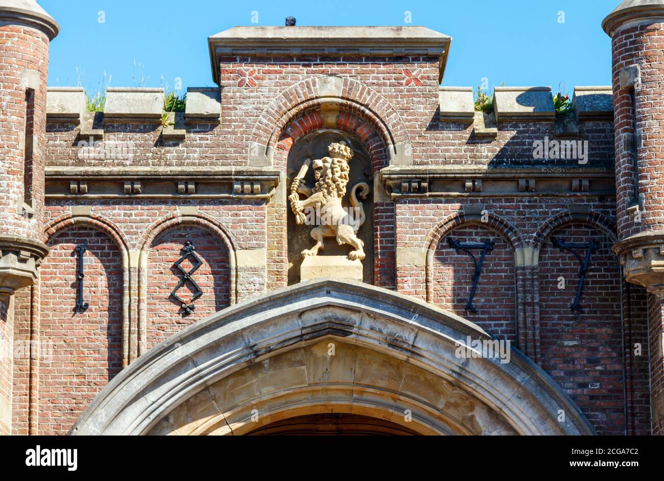 Historische Naarden Befestigungsanlagen. Utrechtse Poort (Utrecht Gate) mit dem niederländischen Löwen, dem Wappen der Vereinigten Provinzen. Stockfoto