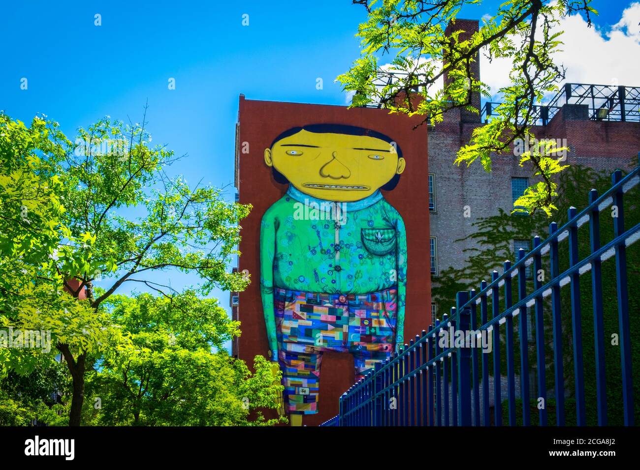 New York City, USA, 2019. Mai, 80-Fuß-Wandgemälde im Chelsea-Viertel von Manhattan mit dem Titel „The Giant“ von den Straßenkünstlern OS Gemeos und Futura2000 Stockfoto