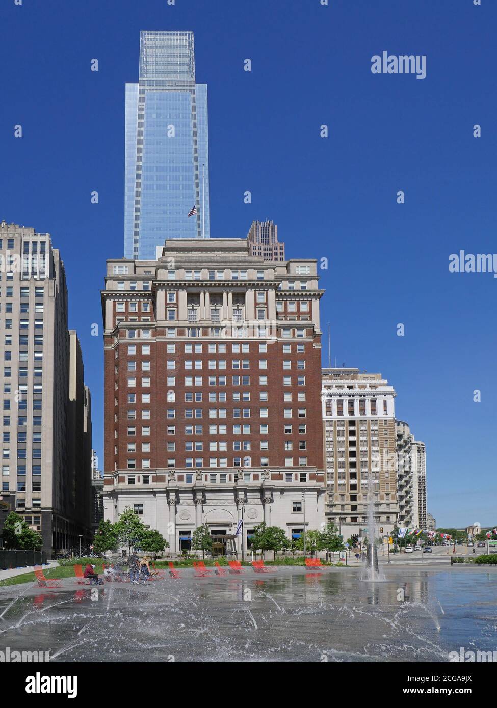 Bürogebäude in der Innenstadt von Philadelphia hinter dem Brunnen Love Park Stockfoto