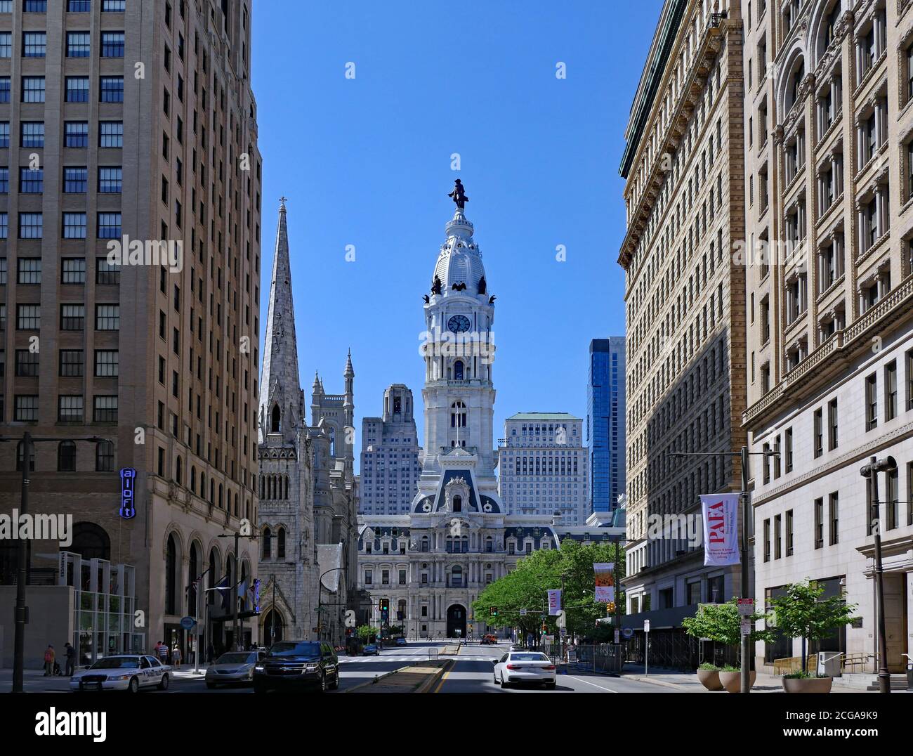 Philadelphia, USA - 27. Mai 2019: Blick nach Süden auf der Broad Street in Richtung Philadelphia's City Hall mit seinem markanten Turm. Stockfoto