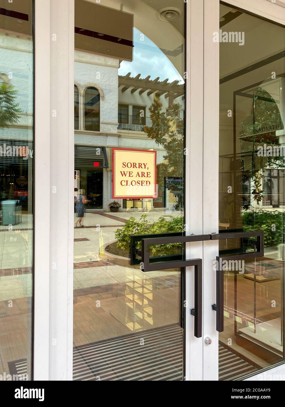 Orlando, FL/USA - 6/13/20: Die Schaufenster des Tumi Gepäckeinzelhandels in einem Outdoor-Einkaufszentrum in Orlando, Florida mit einem Schild, das sagt, tut uns leid Stockfoto