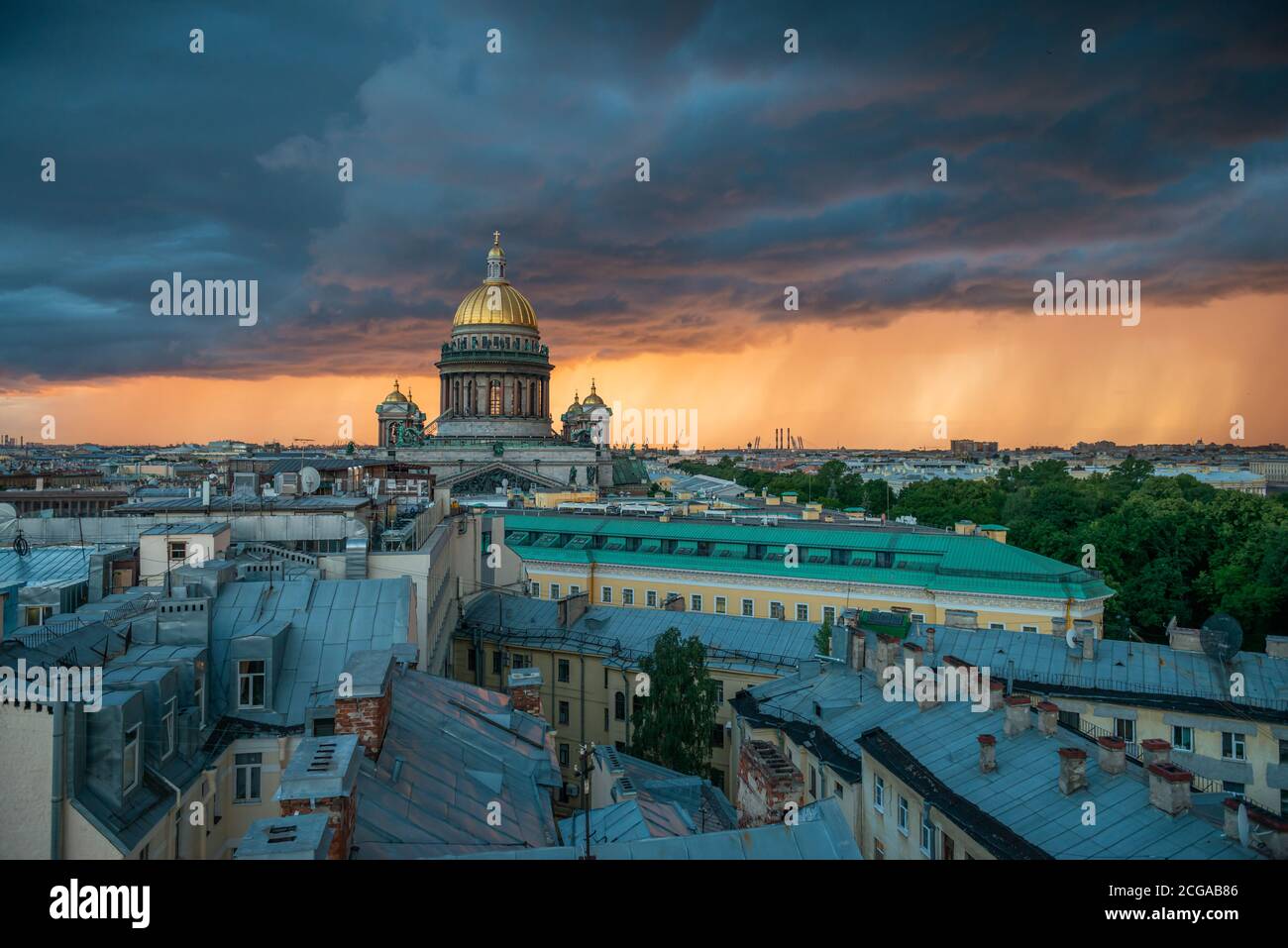 Blick auf die Isaakskathedrale, Sankt Petersburg, Russland. Gewitterwolken am Horizont, schönes Stadtbild im Donner Stockfoto