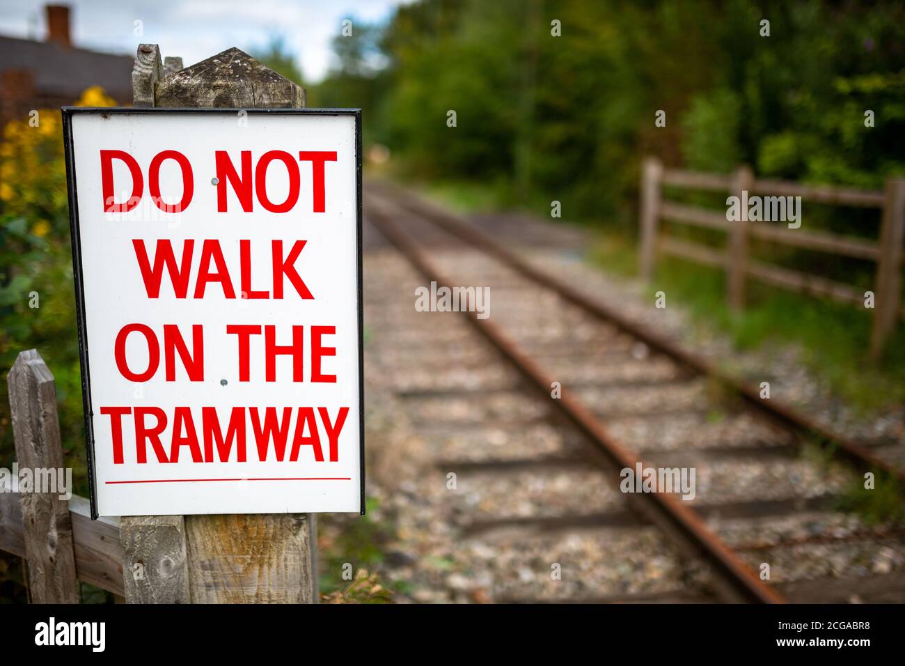 Alt Gehen Sie nicht auf dem Straßenbahnschild in Großbritannien Stockfoto