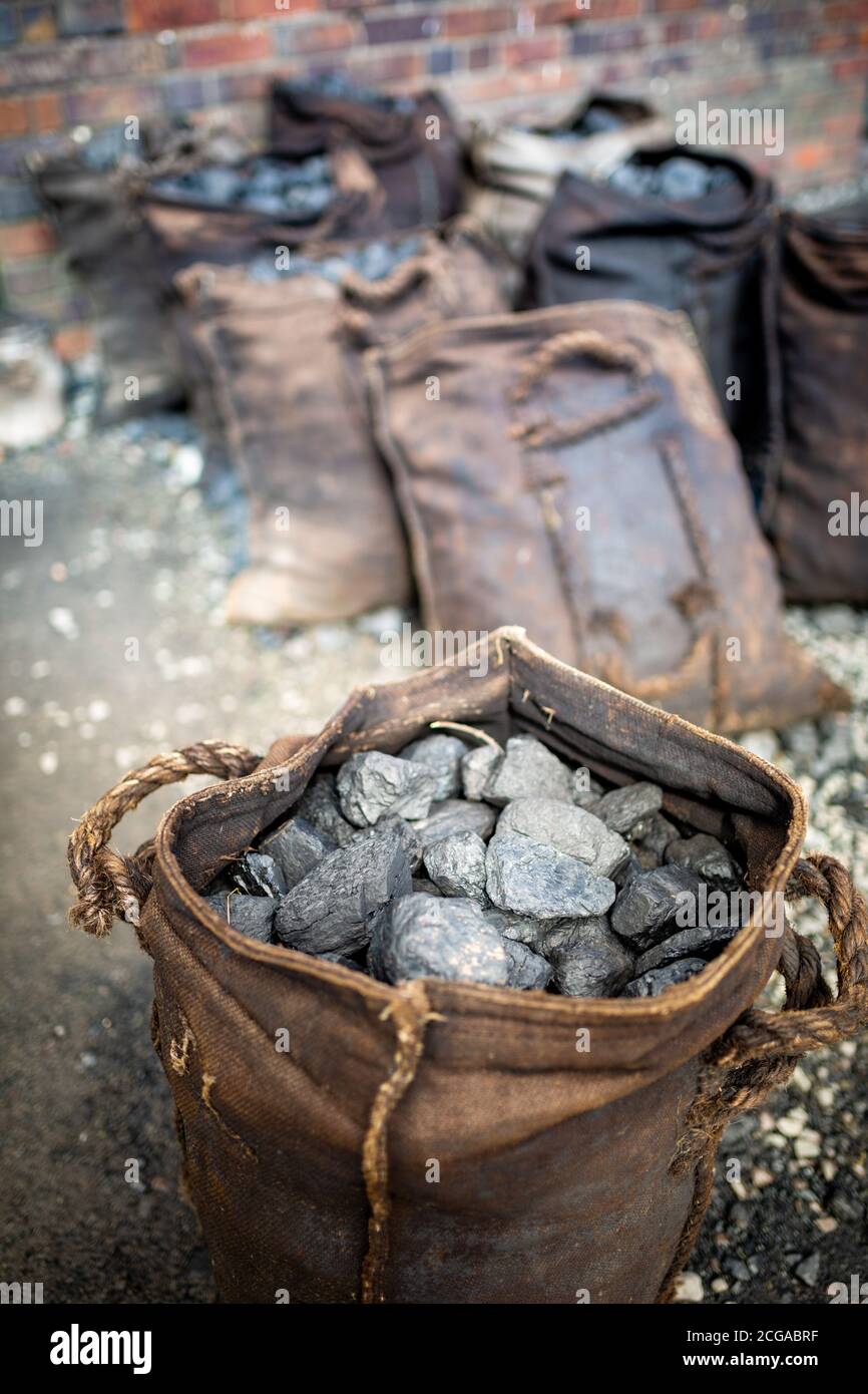 Kohle in altmodischen Säcken Stockfoto