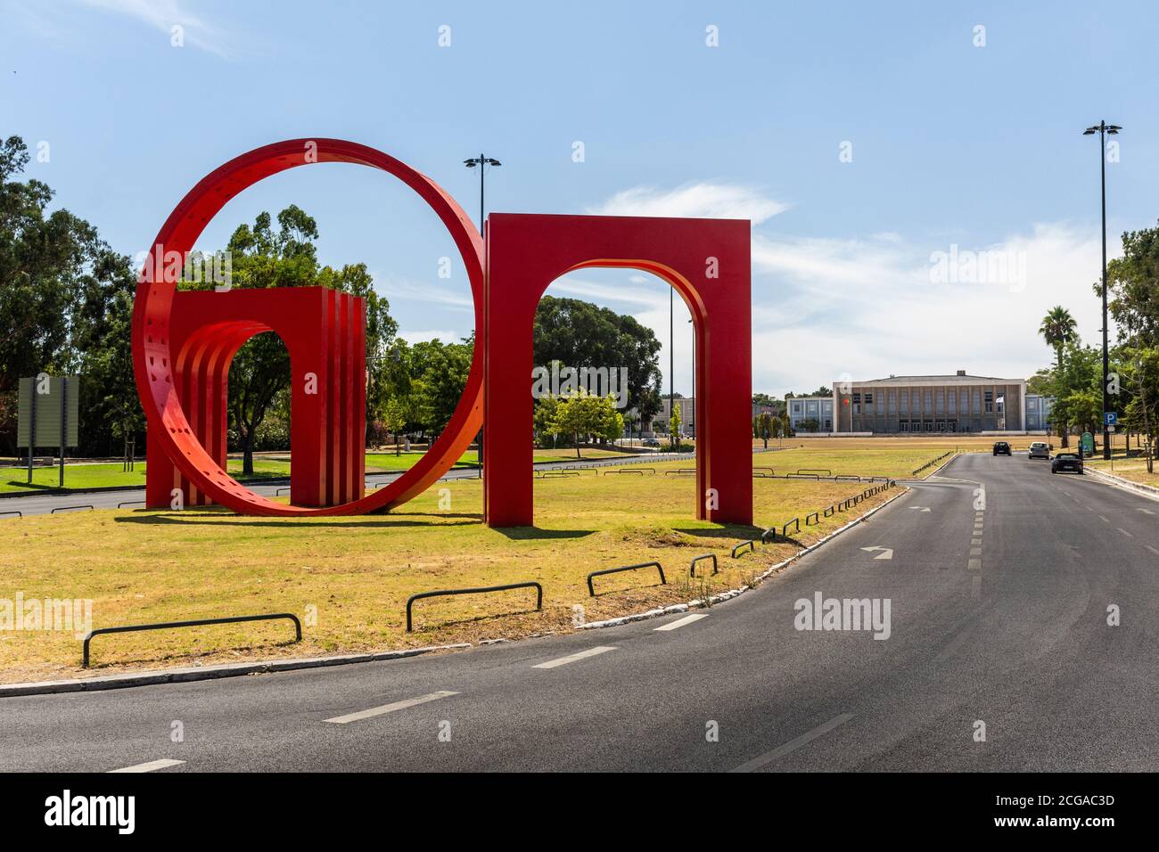 Wunderschöner Blick auf das Gebäude der Universität von Lissabon mit dem roten Denkmal in Portugal Stockfoto