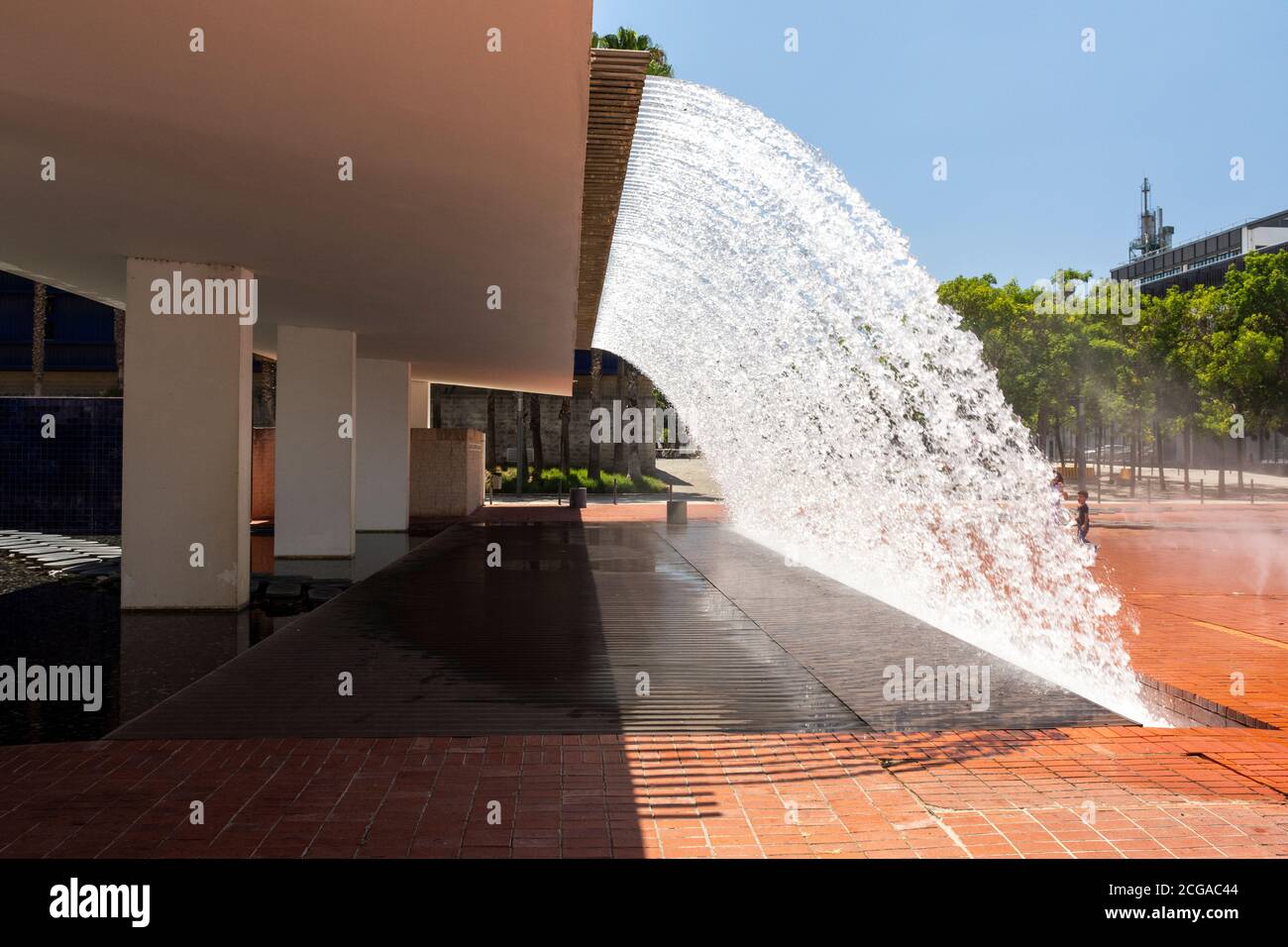 Schöner Blick auf den modernen Springbrunnen im Parque das Nacoes in Lissabon, Portugal Stockfoto