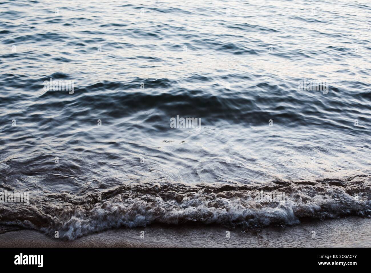 Gentle Wave Runden Shore mit coolen Farben und Tönen Stockfoto