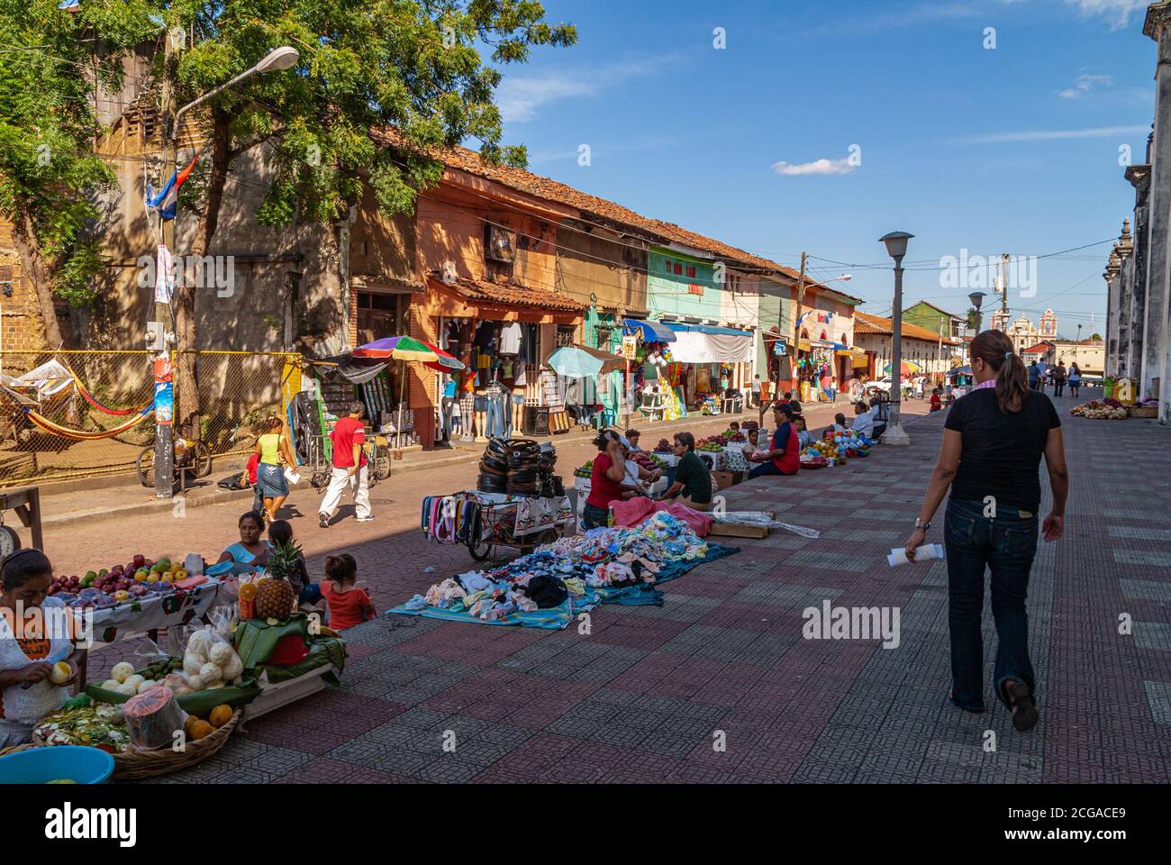 Leon, Nicaragua - 27. November 2008: Ambulante Verkäufer zeigen ihre selbst hergestellten und im Garten angebauten Waren auf dem Bürgersteig der Einkaufsstraße mit Geschäften Stockfoto