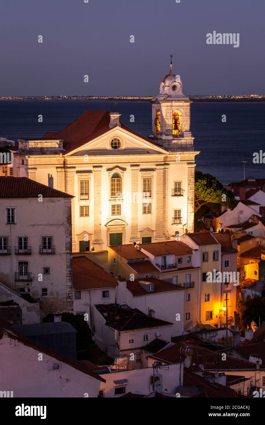 Schöne Aussicht auf alte historische Stadtgebäude im Zentrum von Lissabon, Portugal Stockfoto