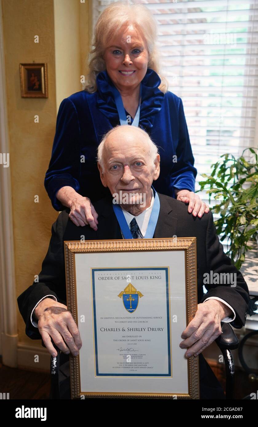 Charles Drury Sr., der zusammen mit seinen Brüdern die Kette Drury Hotels gründete, auf diesem Foto vom Juli 2020 mit seiner Frau Shirley, ist am Mittwoch, den 9. September 2020, im Alter von 92 Jahren in St. Louis gestorben. Mit seinen Brüdern gründete Drury 1973 die Hotelmarke Drury. In den letzten 47 Jahren ist Drury Hotels auf mehr als 150 Standorte in 27 Bundesstaaten angewachsen und zählt heute zu den angesehensten und anerkanntesten Namen in der Hotellerie. Im Juli wurden die Drury's von der Erzdiözese St. Louis mit dem Orden des Saint Louis King ausgezeichnet. Foto von Bill Greenblatt/UPI Stockfoto