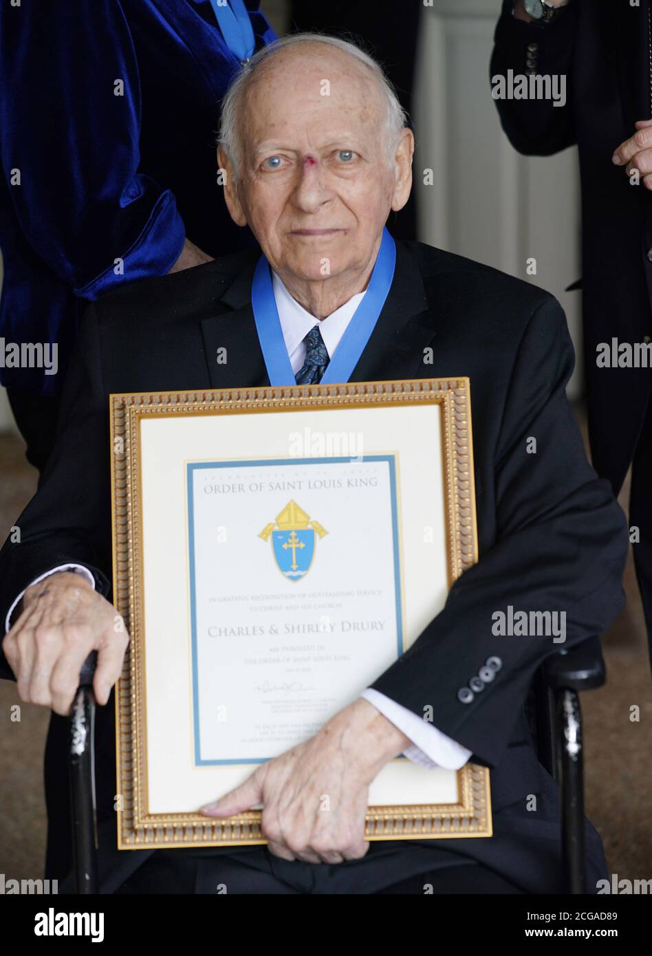 Charles Drury Sr., der zusammen mit seinen Brüdern die Kette Drury Hotels gründete, ist am 2020 Mittwoch, den 9. September 2020, im Alter von 92 Jahren in St. Louis gestorben. Mit seinen Brüdern gründete Drury 1973 die Hotelmarke Drury. In den letzten 47 Jahren ist Drury Hotels auf mehr als 150 Standorte in 27 Bundesstaaten angewachsen und zählt heute zu den angesehensten und anerkanntesten Namen in der Hotellerie. Im Juli wurden Charles Drury und seine Frau Shirley von der Erzdiözese St. Louis mit dem Orden des heiligen Louis King ausgezeichnet. Foto von Bill Greenblatt/UPI Stockfoto
