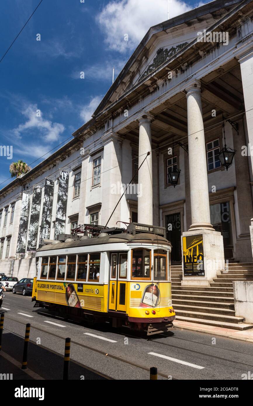 Schöne Aussicht auf alte historische elektrische Straßenbahn und Gebäude im Zentrum von Lissabon, Portugal Stockfoto