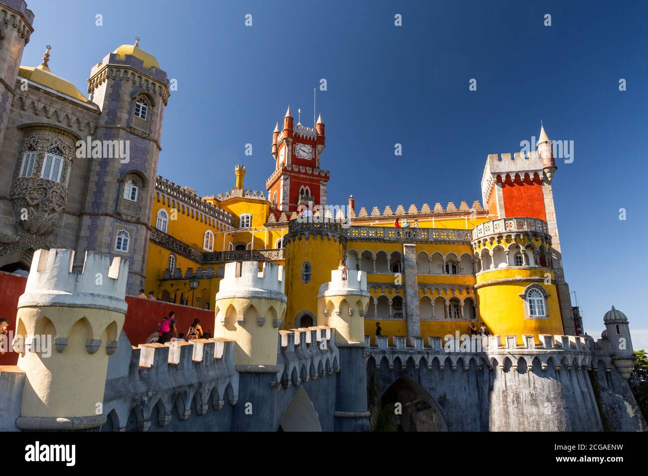 Schöne Aussicht auf alte historische bunte Burg in Sintra, in der Nähe von Lissabon, Portugal Stockfoto