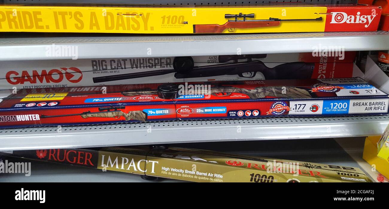 Luftgewehre auf amerikanischen Supermarktregalen, New York State, USA Stockfoto
