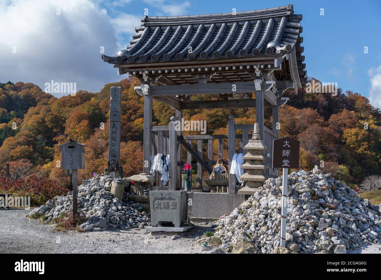 Kleine Statuen des Buddha in einer Hütte bei Bodaiji (oder bodai-ji), einem buddhistischen Tempel des Soto Zen auf dem Osorezan (Berg Osore) in der Präfektur Aomori, Japan. Stockfoto