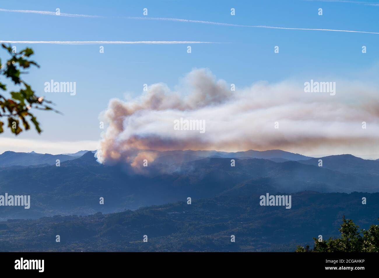 Rauch von aktivem Feuer in den Bergen, Viana do Castelo Stockfoto