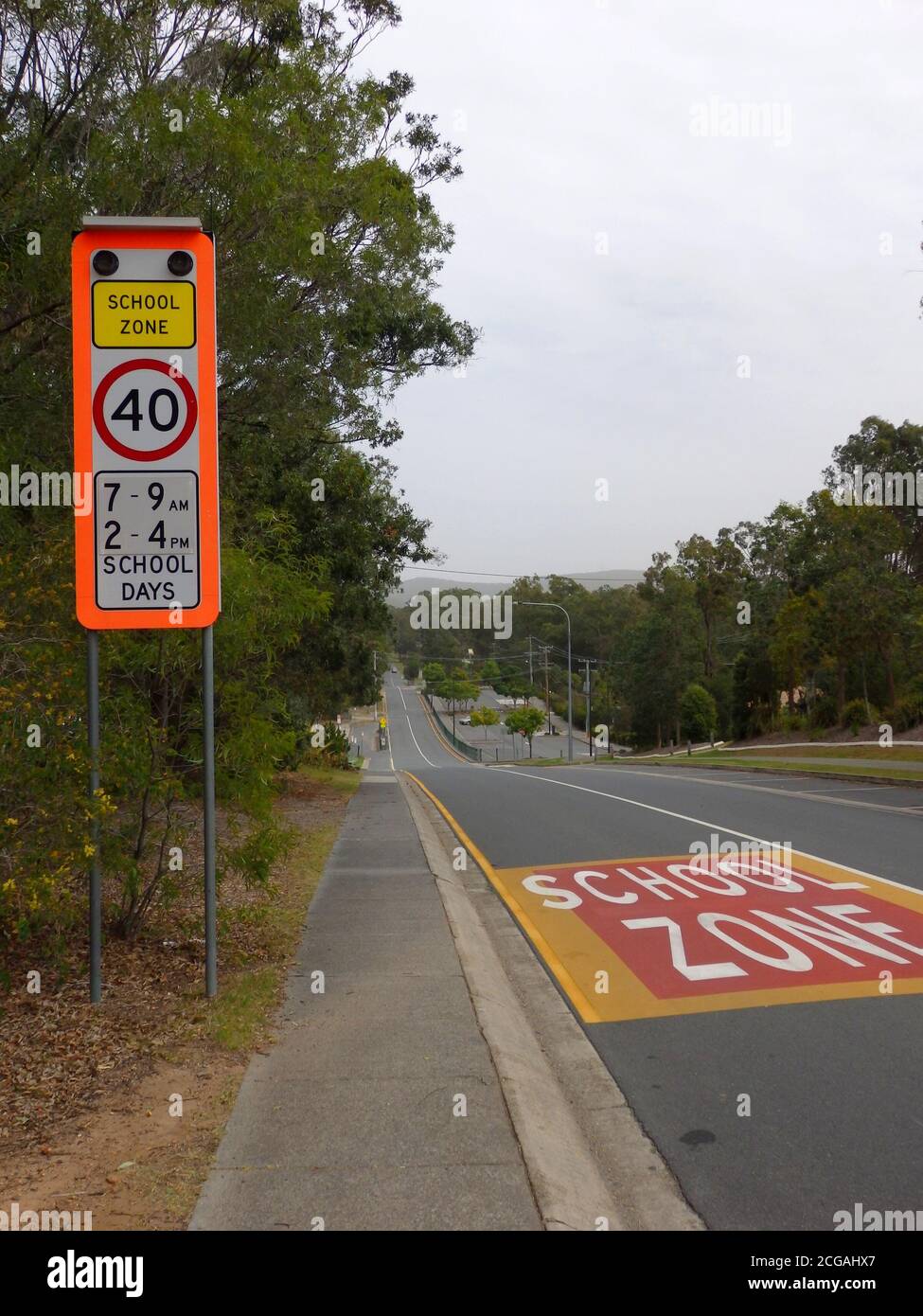 Eine Schulzone, die eine Geschwindigkeitsbegrenzung von 40 km/h während der Schulzeit angibt, Queensland, Australien Stockfoto