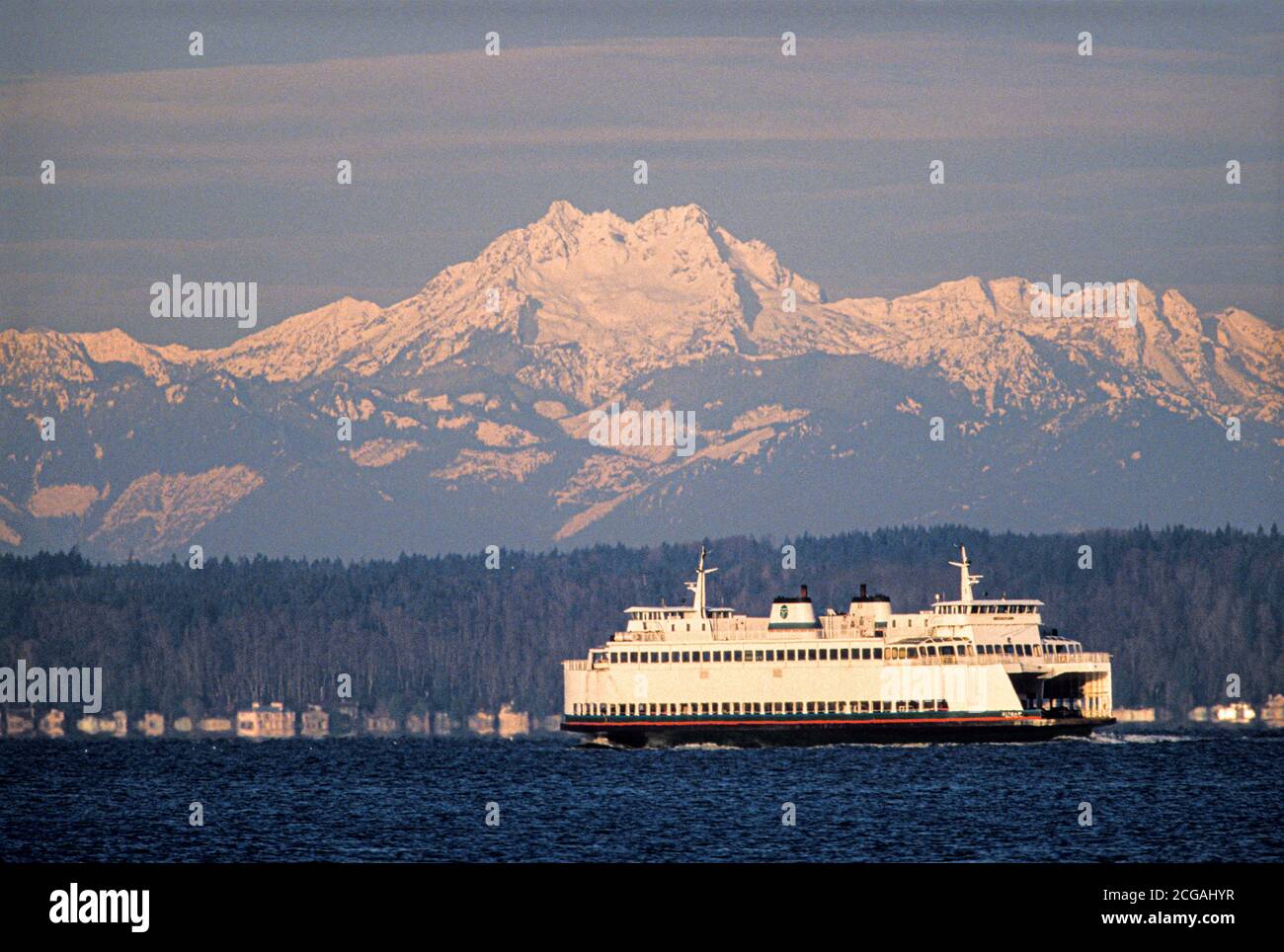 Washington State Ferry Boat, Puget Sound, Bainbridge Island und schneebedeckte Olympic Mountains im Hintergrund, Blick von Seattle, Washington USA Stockfoto