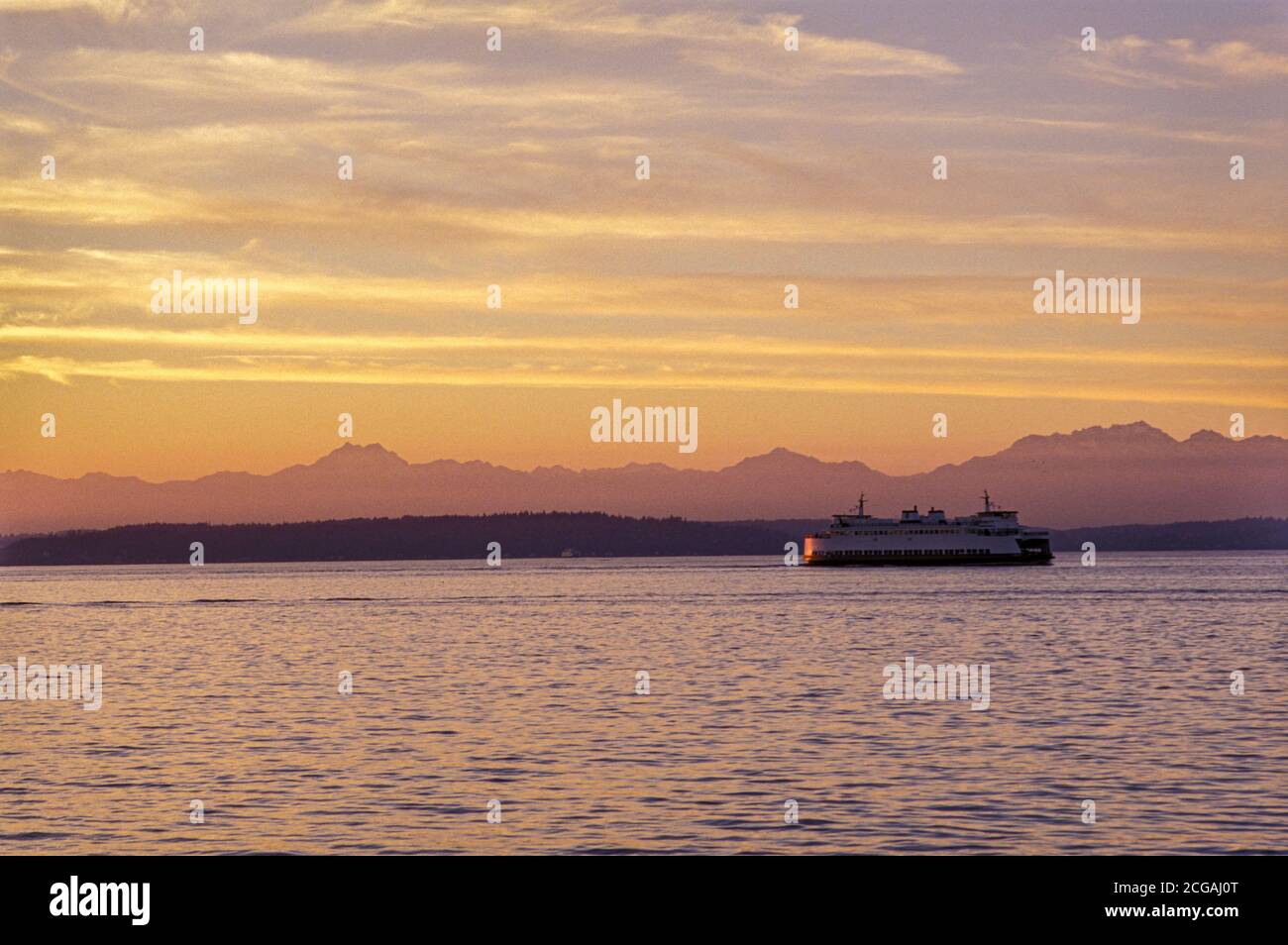 Washington State Fähre Boot auf Puget Sound mit Olympic Mountains im Hintergrund, Seattle, Washington USA Stockfoto