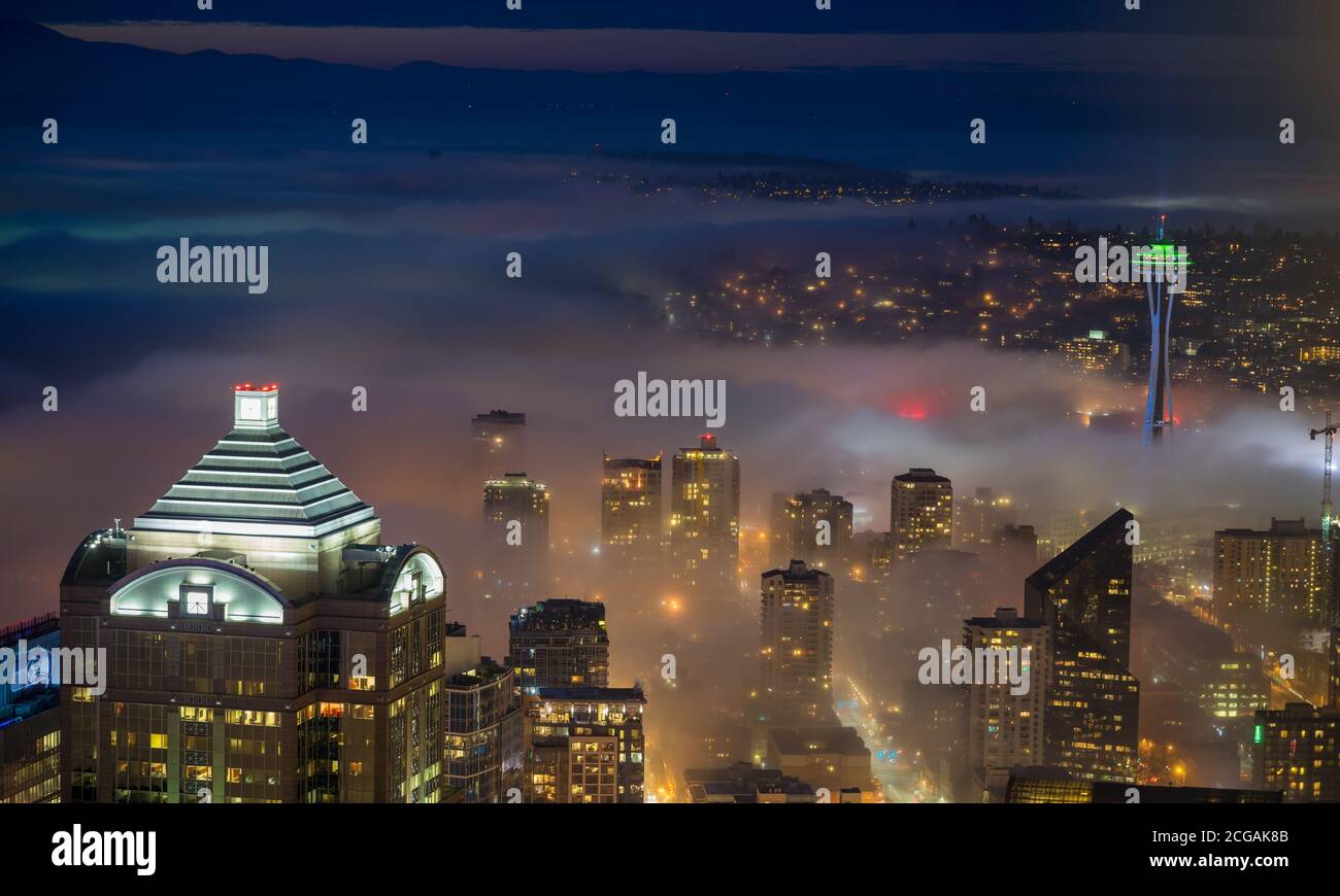 Downtown Seattle City Northwest Fog Night und Space Needle Seahawks Grün Stockfoto