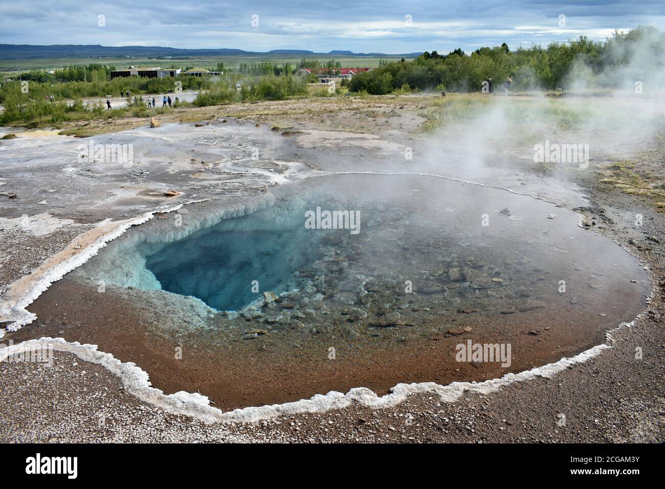 Das südliche Auge der Blesi heißen Quelle. Die hellblaue Farbe des Frühlings vertieft sich, wie es in den Boden verschwindet. Geysir Geothermal Area, Island. Stockfoto