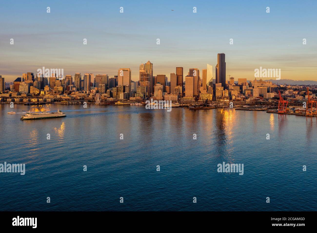 Über Aerial Seattle Skyline Sunset Ferry Downtown Elliott Bay Stockfoto