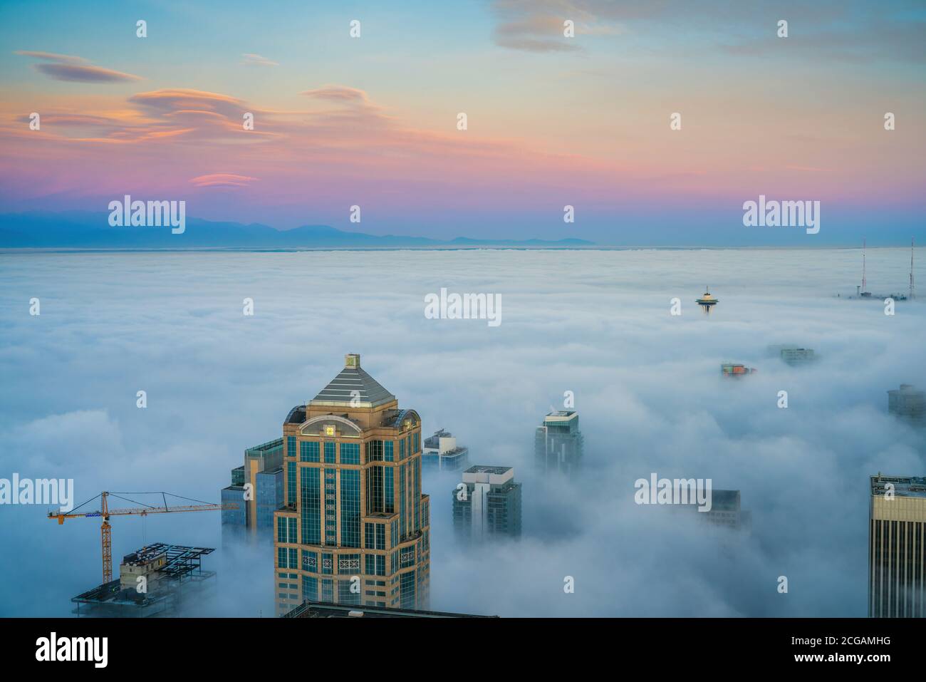 Seattle Dawn Sunrise City über dem Nebel im Sunrise Space Nadelkrane Überstehen Hohe Gebäude Stockfoto