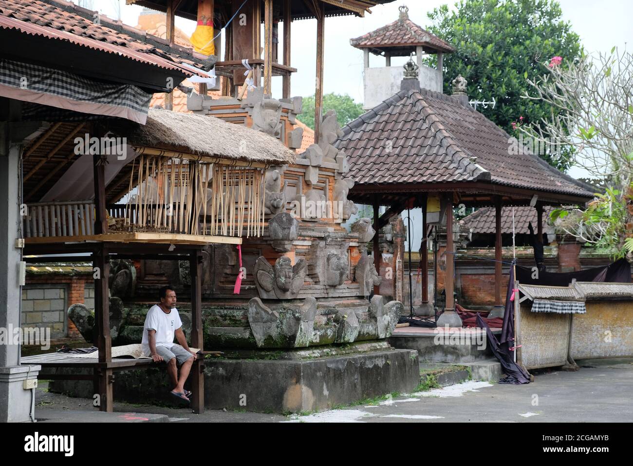 Bali Ubud Indonesien - Gebet in Pura Taman Saraswati Hindu Tempel Stockfoto