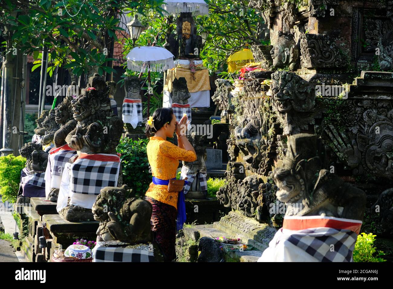 Bali Ubud Indonesien - Gebet in Pura Taman Saraswati Hindu Tempel Stockfoto