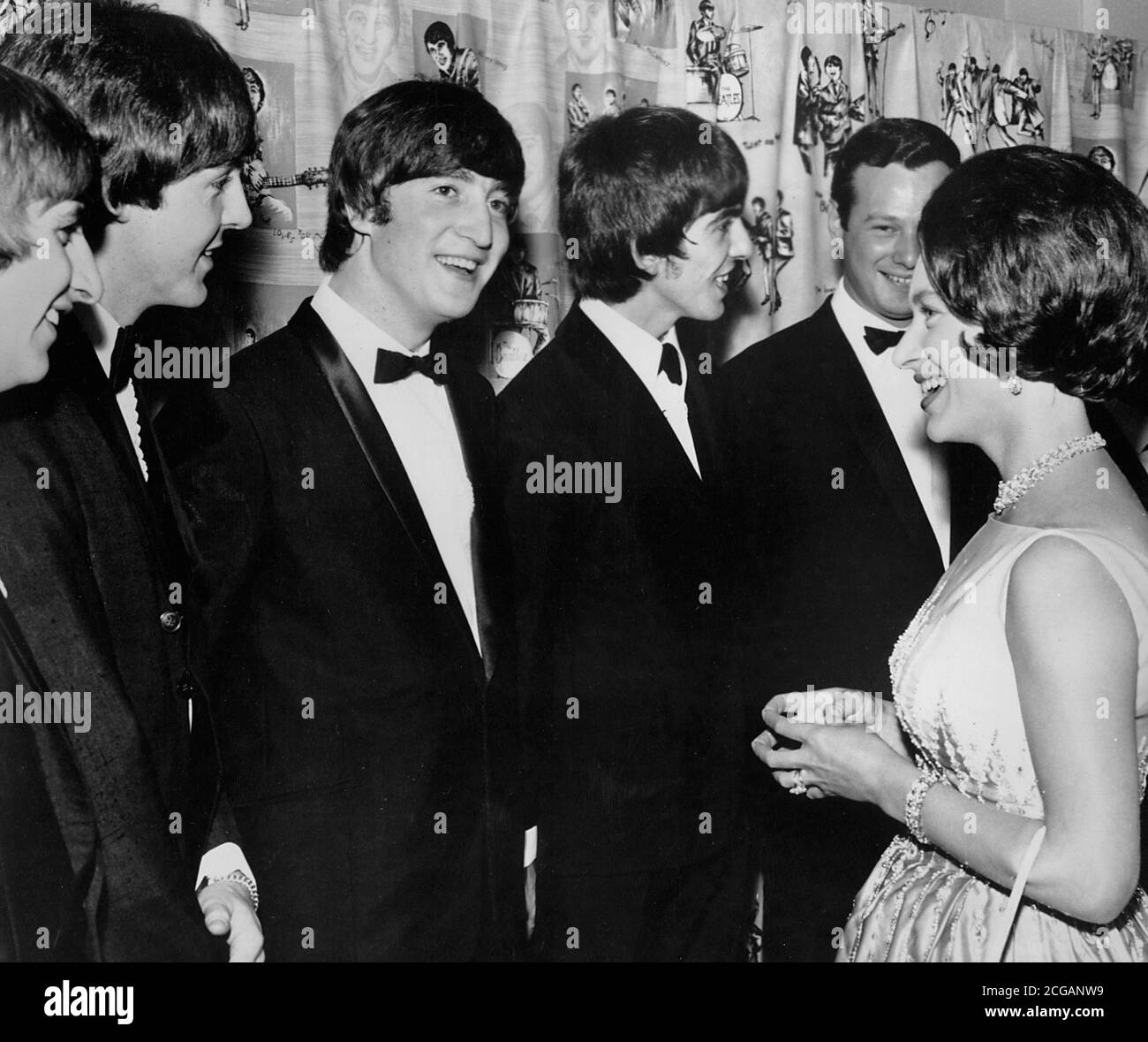 The Beatles - Ringo Starr, Paul McCartney, John Lennon, George Harrison, Princess Margaret, 'A Hard Day's Night' Premiere (1964) / Aktenzeichen # 34000-454THA Stockfoto