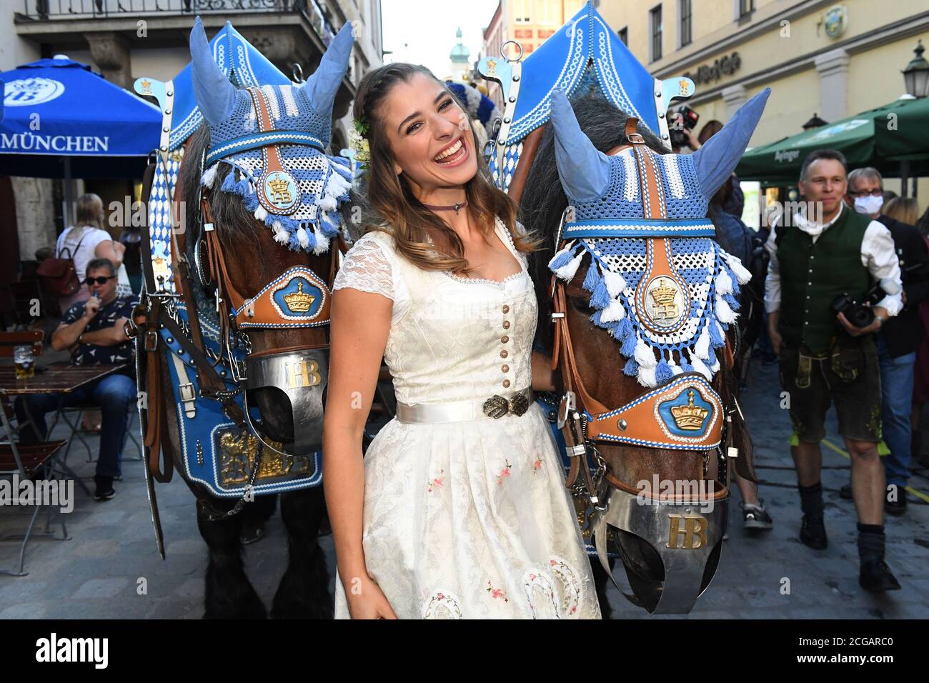 München, Deutschland. September 2020. Der Wiesnplaymate 2019 Stella Stegmann wird bei der Präsentation des Playboy Wiesn-Playmate 2020 vor dem Hofbräuhaus am Platzl mit einem Pferd und Wagen aus der Hofbräu-Brauerei zu sehen sein. Das Playboy-Magazin präsentierte in diesem Jahr einen Wiesn-Playmate, obwohl das Oktoberfest aufgrund der Corona-Pandemie überhaupt nicht stattfindet. Quelle: Felix Hörhager/dpa/Alamy Live News Stockfoto