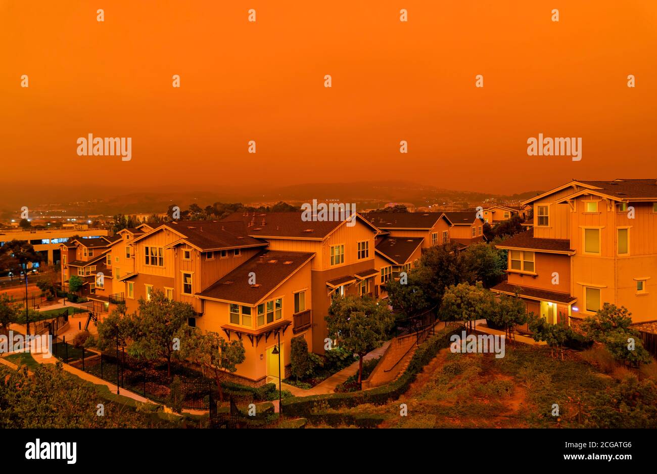 Dicke orangene Dunst über San Francisco am 9. September 2020 von Rekord-Waldbränden in Californa, Tagesansicht von Asche und Rauch schweben über der Bay Area Stockfoto