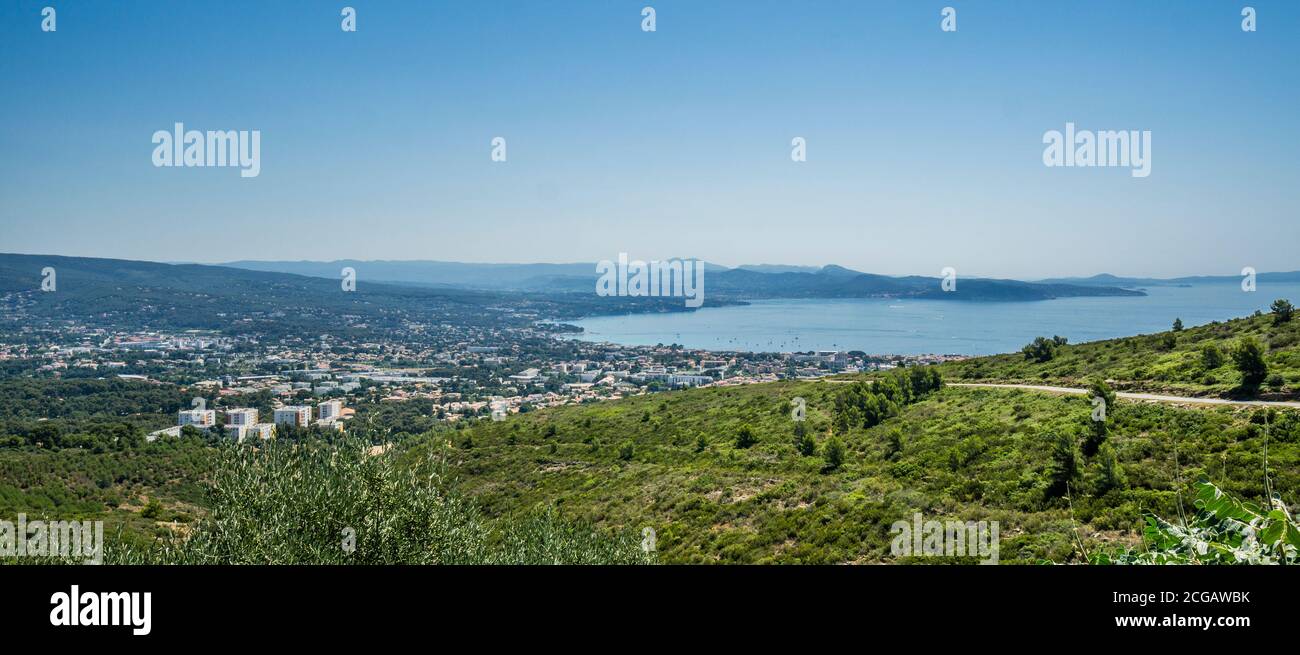 Blick auf La Ciotat von den Hängen des Massif des Calanques, Département Bouches-du-Rhône, Frankreich Stockfoto