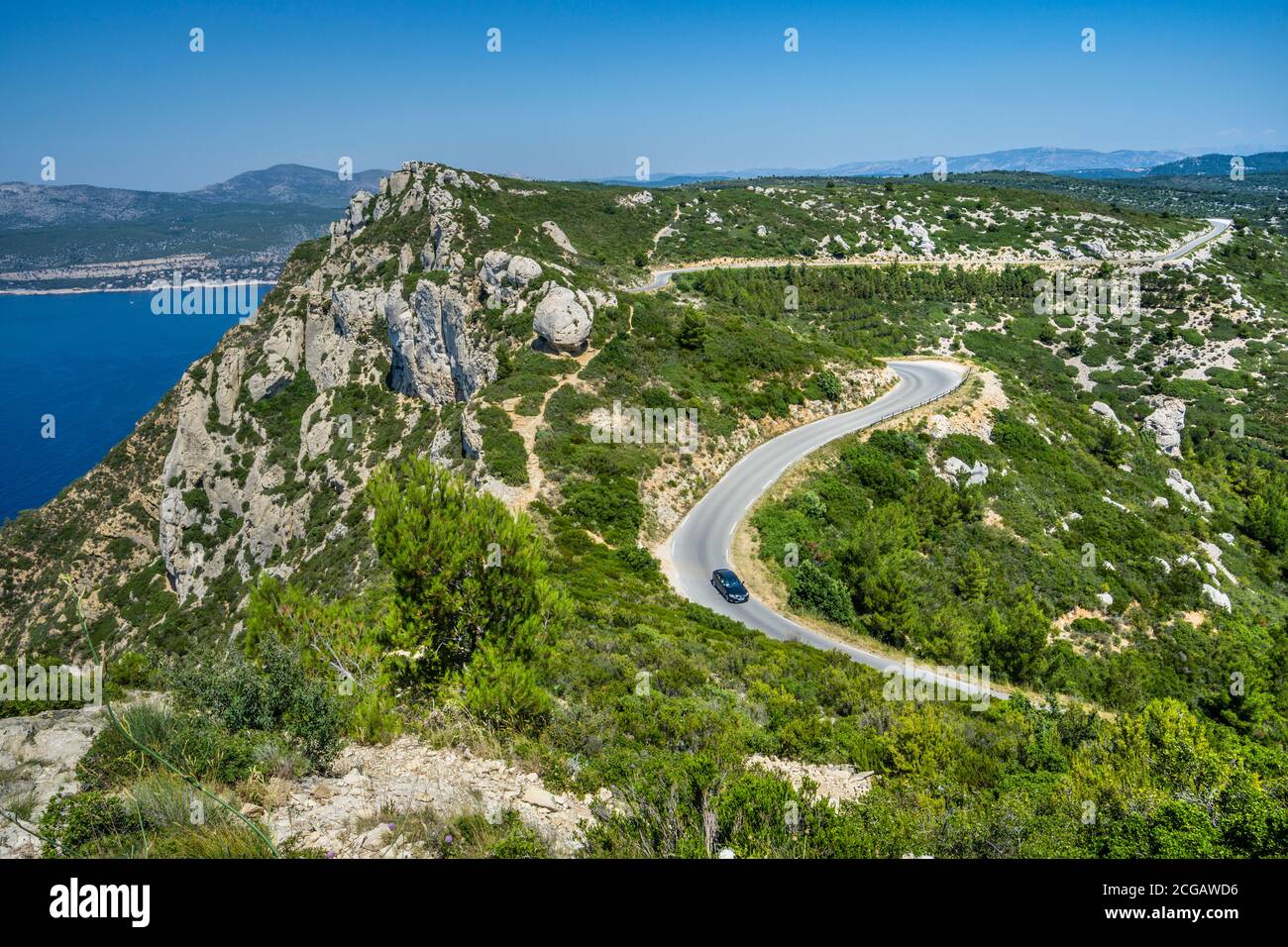 Blick auf die Kalksteinküste vom Aussichtspunkt Belvedere auf der Route des Crêtes, Nationalpark Calanques, Département Bouches-du-Rhône, Frankreich Stockfoto