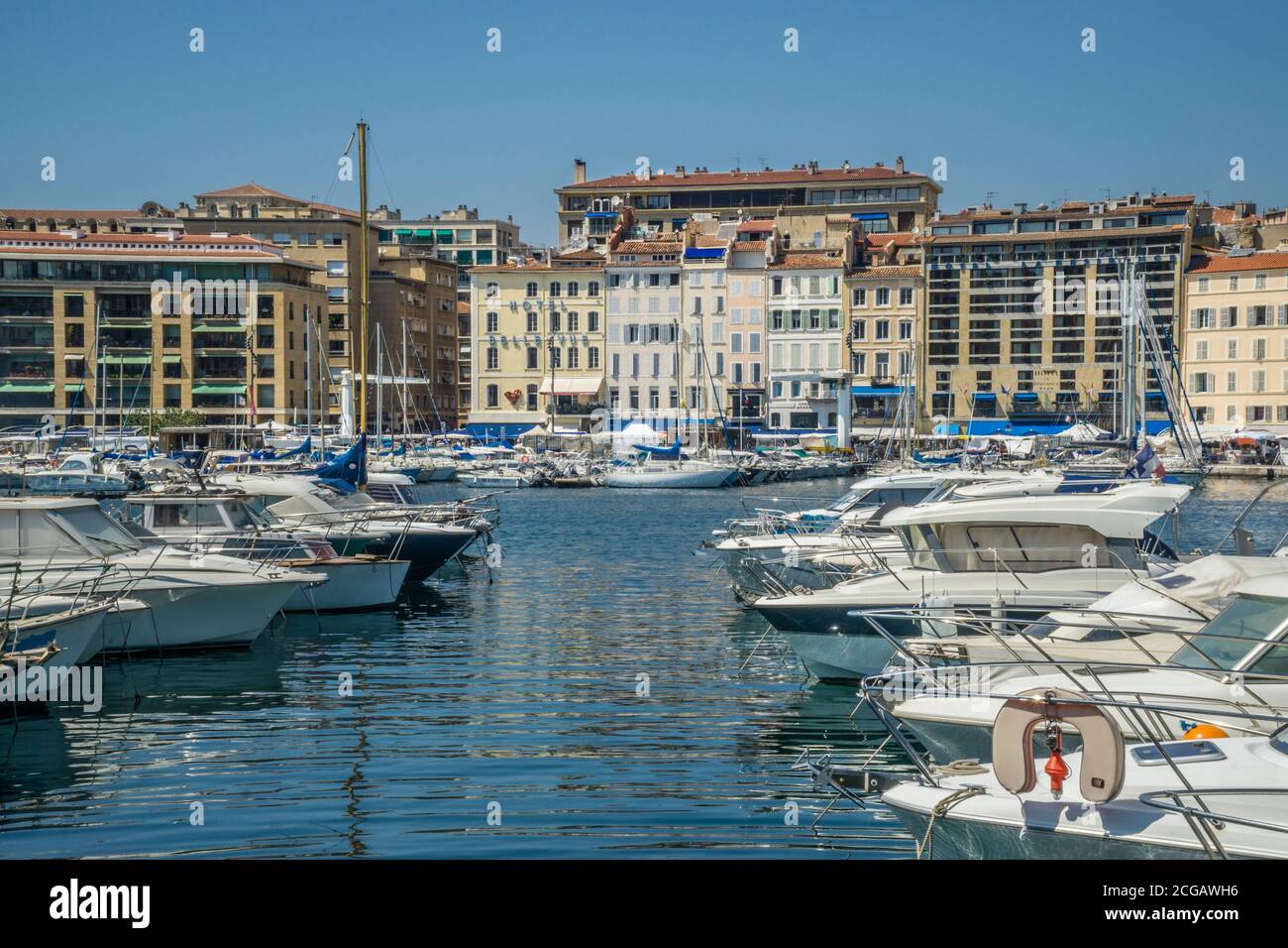 Motoryachten liegen in Vieux Port, dem alten Hafen von Marseille, Departement Bouches-du-Rhône, Frankreich Stockfoto