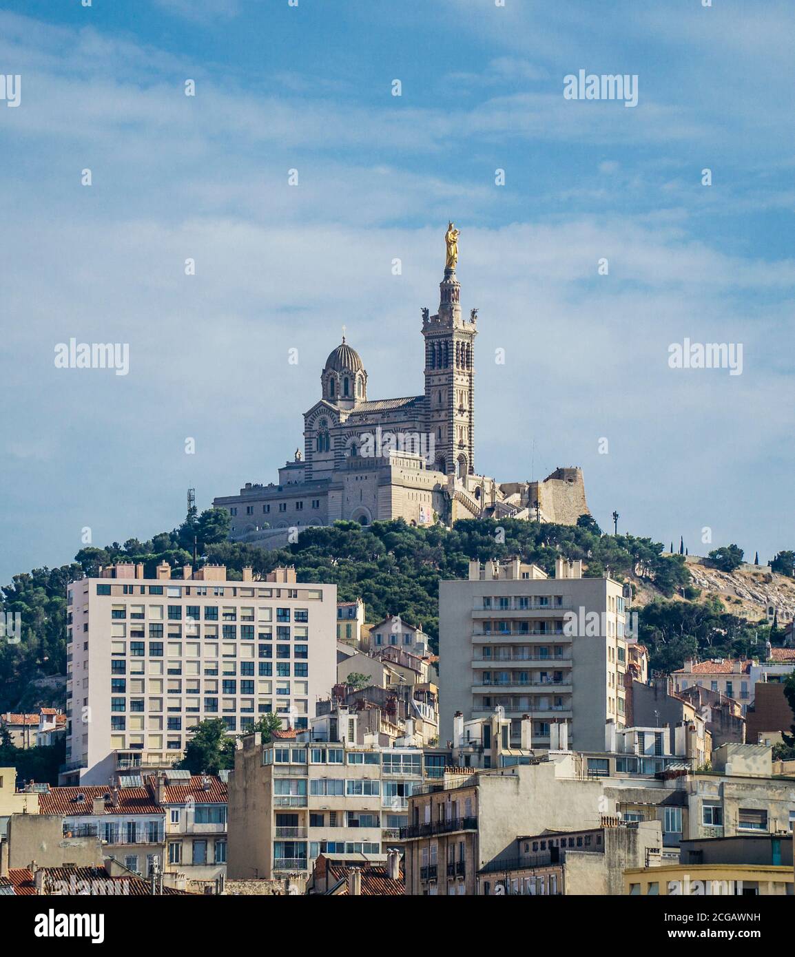 Die berühmte Basilika Notre-Dame de la Garde liegt am höchsten natürlichen Punkt von Marseille, im Département Bouches-du-Rhône, Südfrankreich Stockfoto