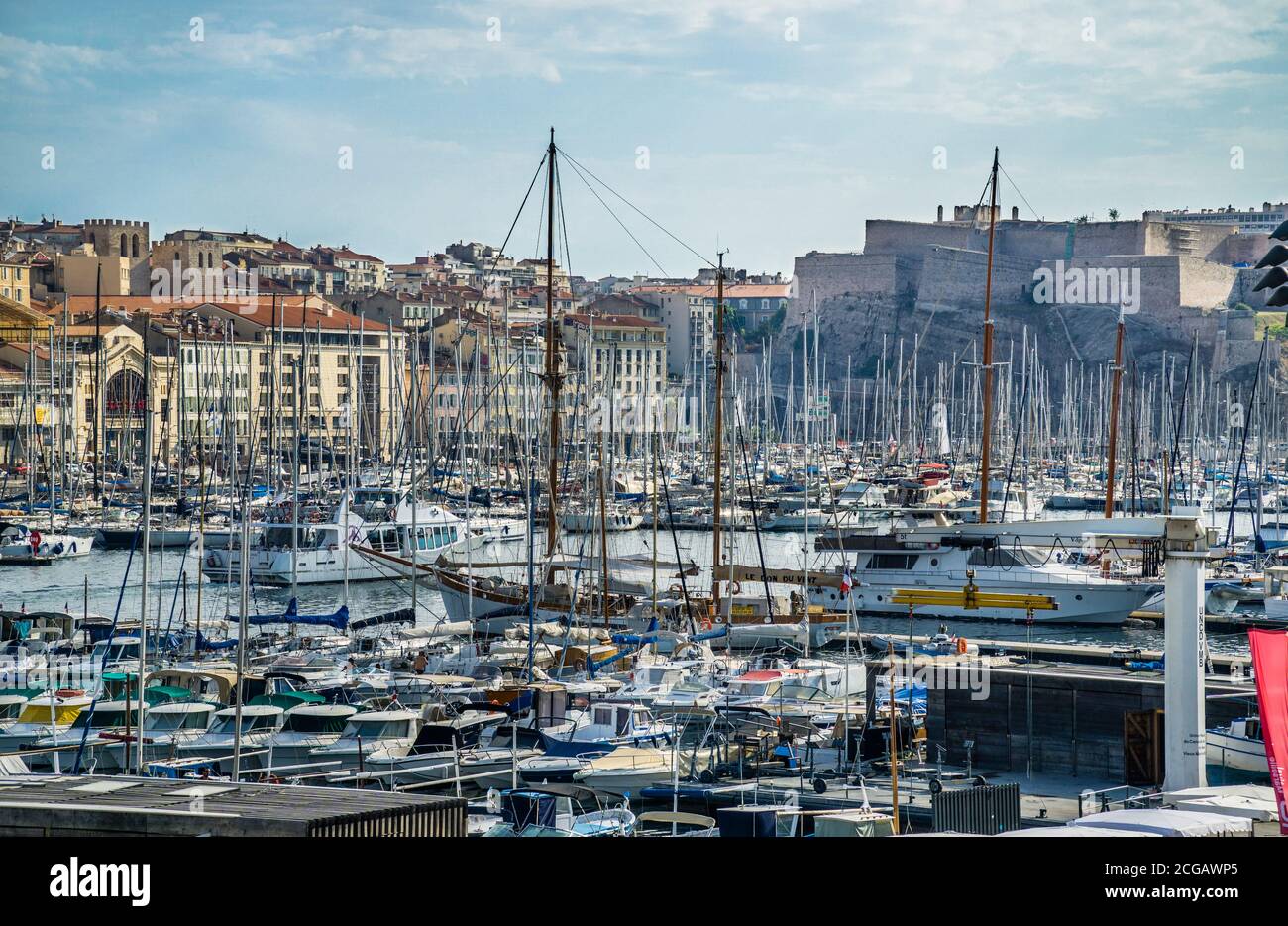 Vieux Port, der alte Hafen von Marseille mit Blick auf das Fort Saint-Nicolas aus dem 17. Jahrhundert, Departement Bouches-du-Rhône, Südfrankreich Stockfoto