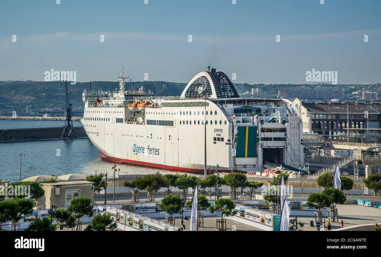 Roll-on/Roll-off-Fähre Elyros liegt am Fährhafen Gare Maritime in Port de Marseille, Departement Bouches-du-Rhône, Frankreich Stockfoto