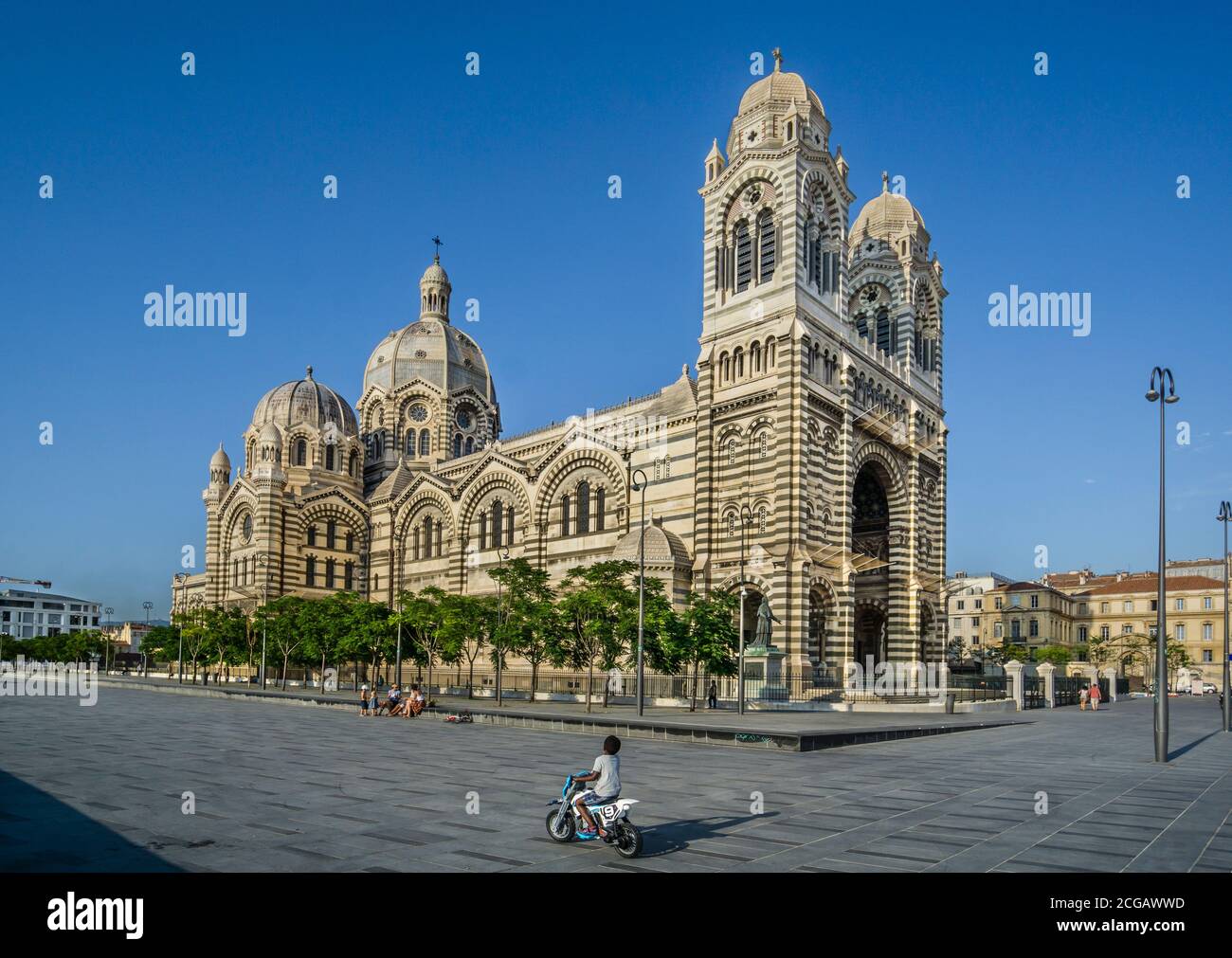 Blick auf die romanisch-byzantinische Kathedrale von Marseille oder die Kathedrale Santa Maria Maggiore, Marseille, Département Bouches-du-Rhône, Frankreich Stockfoto