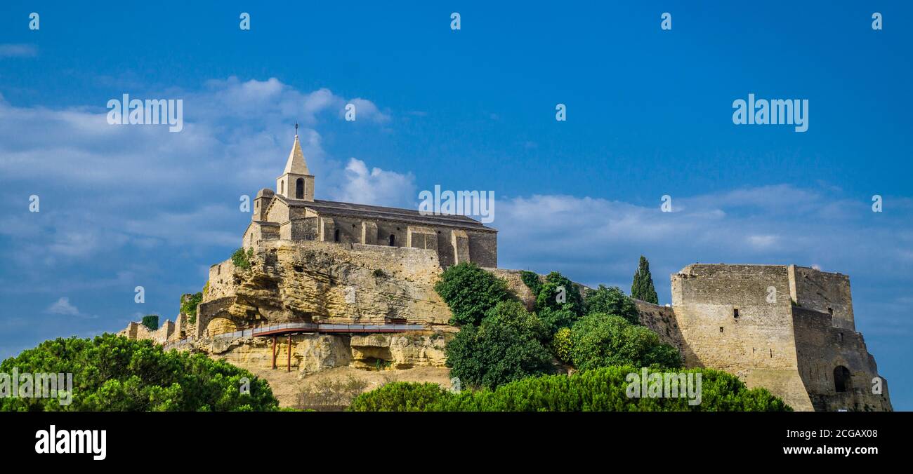 Blick auf die Kirche Saint-Sauveur und die mittelalterliche Festung Fos-sur-Mer, Département Bouches-du-Rhône, Südfrankreich Stockfoto