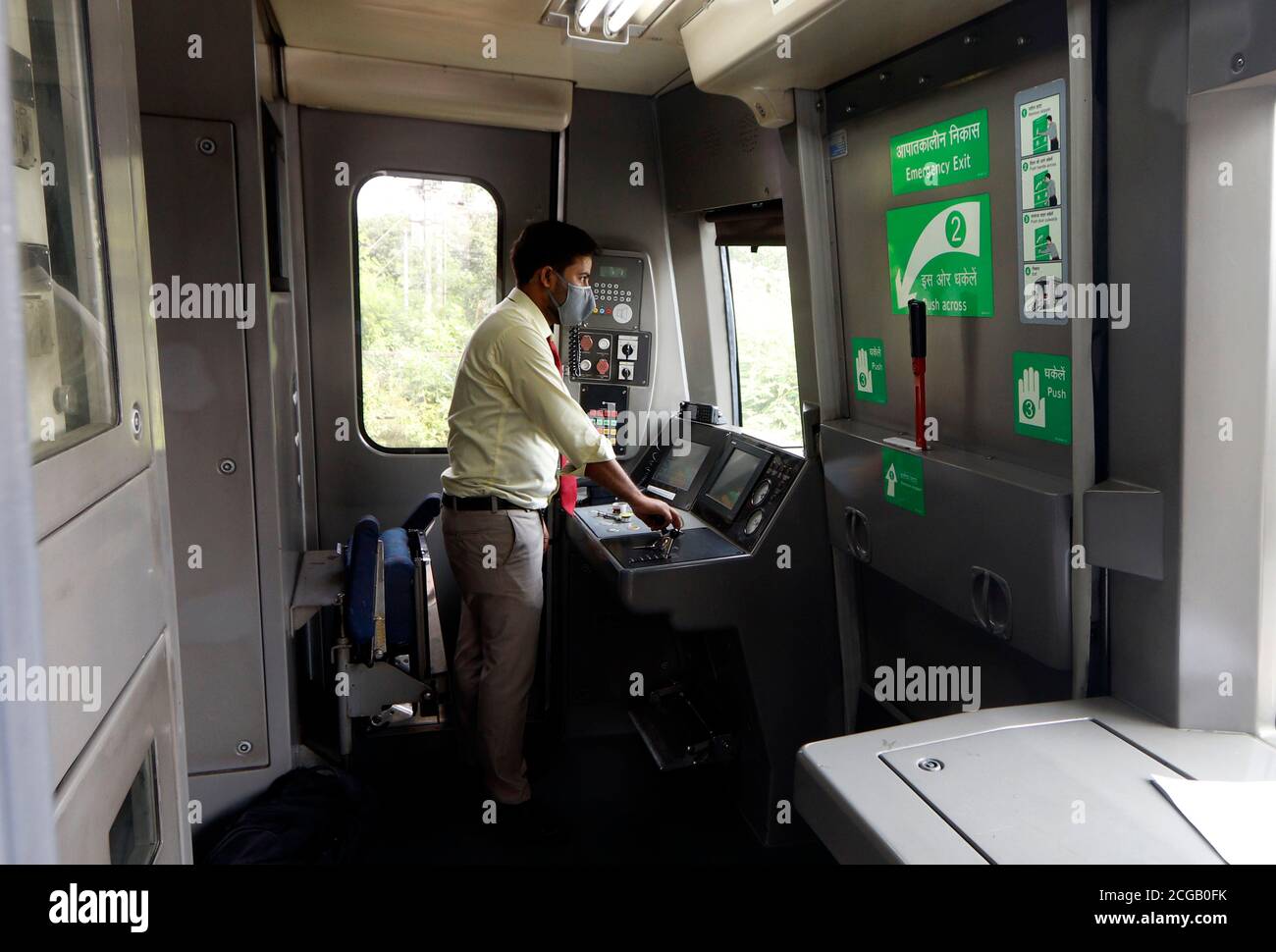 Ein Fahrer steuert die Delhi Metro auf der blauen Linie zwischen Dwarka sec -21 nach Electronic City/Vaishali als Delhi Metro Rail Corporation (DMRC) wieder den Betrieb nach 171 Tagen der Sperre wegen Covid-19.die blaue Linie von Dwarka sec -21 nach Electronic City/Vaishali (65.35 km/58 Stationen) und Pink Line, Von Majlis Park zu Shiv Vihar (57.58 km & 38 Stationen) wird von 7 bis 11 UHR und 16 bis 20 Uhr laufen. Die U-Bahn wird ab September 12 den vollen Betrieb wieder aufnehmen. Indien ist mit 4,370,128 bestätigten Coronavirus-Fällen und 73 890 Todesfällen das zweithöchste Land der Welt. Stockfoto