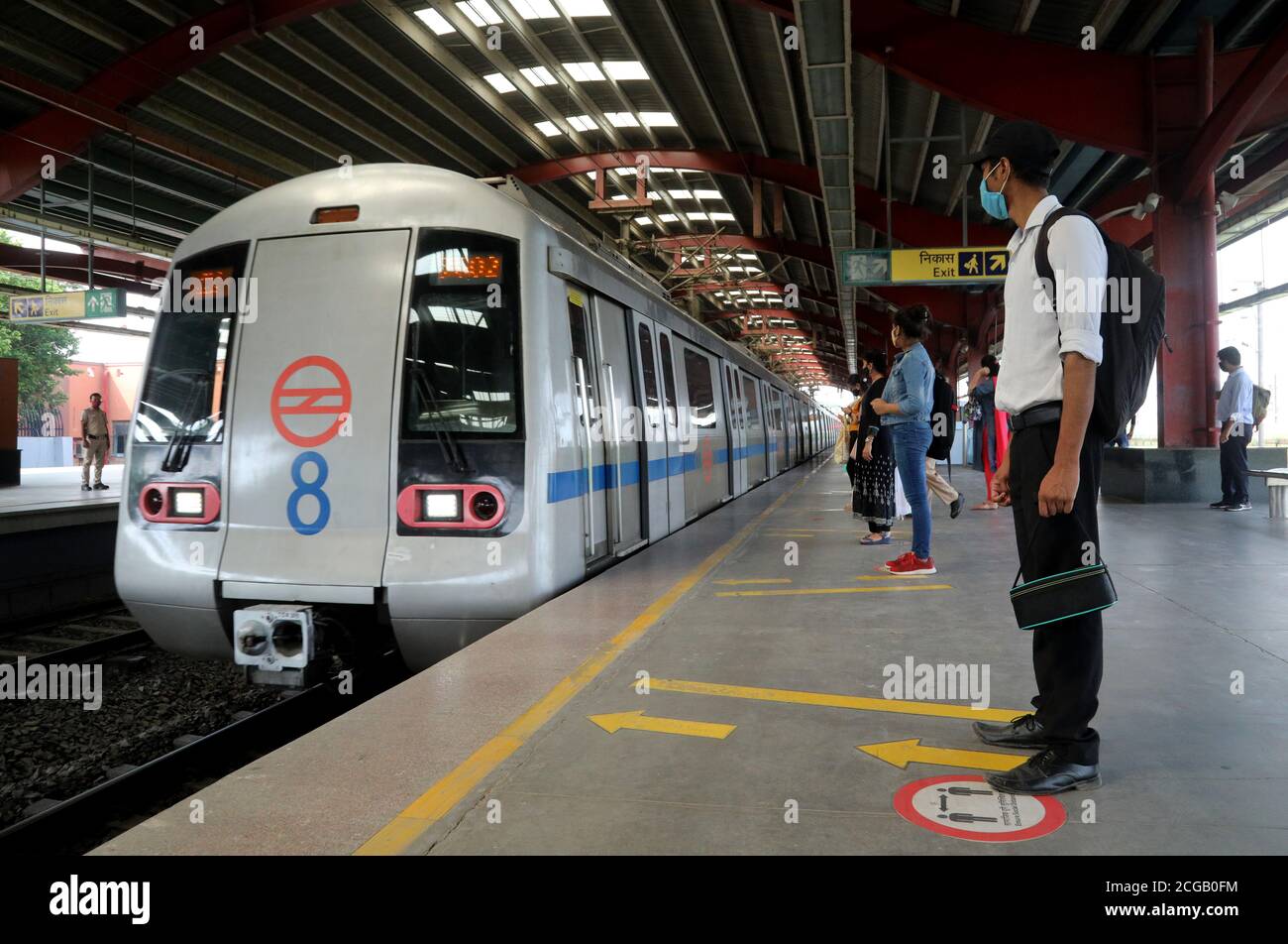 Passagier warten auf die U-Bahn auf Blue Line zwischen Dwarka sec -21 Electronic City / Vaishali als Delhi Metro Rail Corporation (DMRC) wieder den Betrieb nach 171 Tagen der Sperrung aufgrund Covid-19. Die Blue Line von Dwarka sec -21 Electronic City / Vaishali (65.35 km / 58 Stationen) und Pink Line, Von Majlis Park zu Shiv Vihar (57.58 km & 38 Stationen) wird von 7 bis 11 UHR und 16 bis 20 Uhr laufen. Die U-Bahn wird ab September 12 den vollen Betrieb wieder aufnehmen. Indien ist mit 4,370,128 bestätigten Coronavirus-Fällen und 73 890 Todesfällen das zweithöchste Land der Welt. Stockfoto