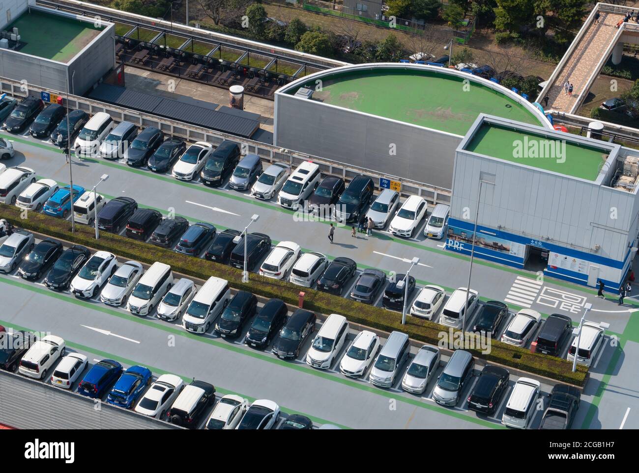 Luftaufnahme des Dachgartenparkplatzes in Japan Stockfoto
