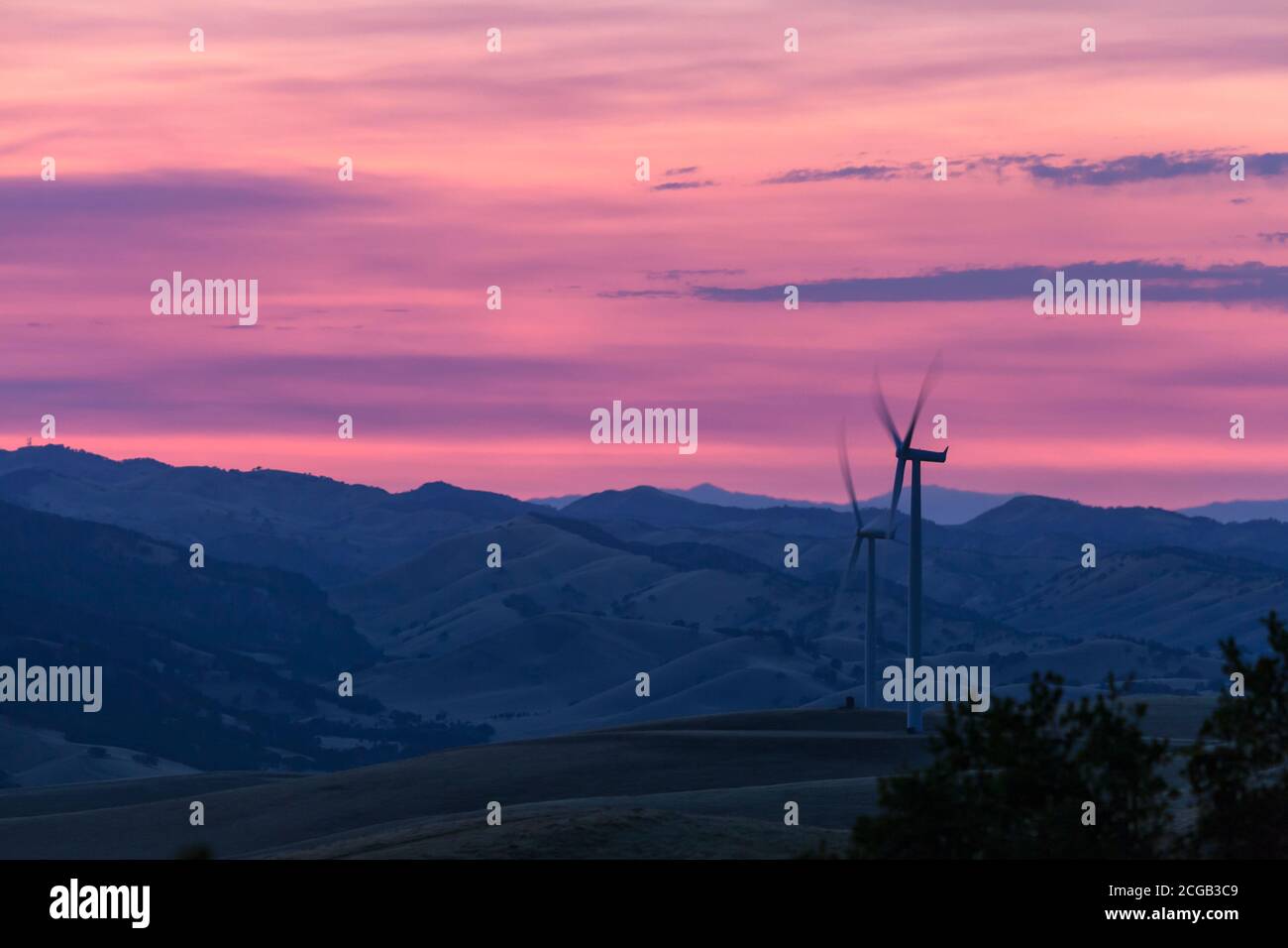 Windmühlen erzeugen Strom über der Diablo Range bei Sonnenuntergang in der Nähe des Brushy Peak im East Bay Regional Park in Livermore, Kalifornien. Stockfoto